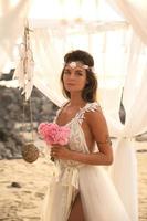 giovane bellissimo sposa festeggiare nozze su il spiaggia foto