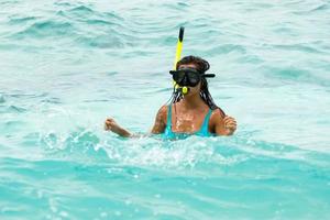 donna nel il mare durante lo snorkeling nel blu acqua foto