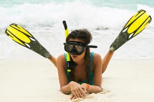 bellissimo giovane donna dopo lo snorkeling su il spiaggia foto