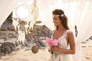 giovane bellissimo sposa festeggiare nozze su il spiaggia foto