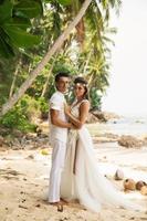giovane e bellissimo coppia è festeggiare nozze su il spiaggia foto