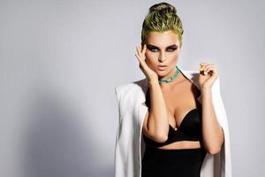 studio ritratto di moda modello con giallo capelli foto