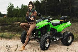 elegante e bellissimo donna e il atv foto