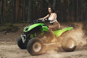 elegante e bellissimo donna e il atv foto