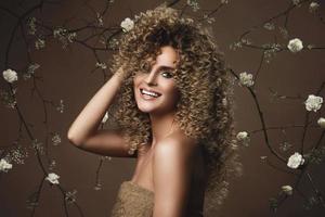 ritratto di bello giovane donna con afro acconciatura e bellissimo trucco foto