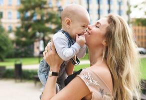 bellissimo madre con sua bambino figlio su il strada foto