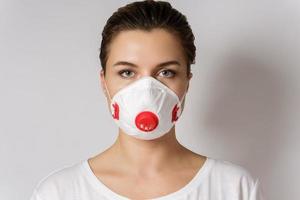 giovane donna è indossare un' viso maschera per protezione contro virus foto