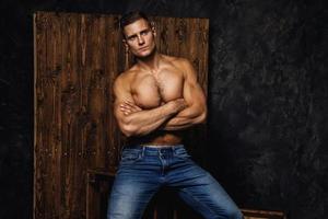 ritratto di bello muscolare e sexy uomo indossare jeans foto