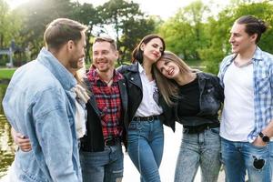 gruppo di migliore amici siamo avendo divertimento nel un' città parco foto