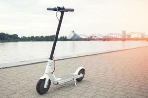 elettrico scooter su il sul fiume nel città foto