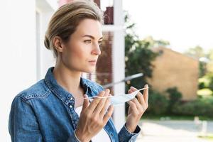 donna con prevenzione maschera è andando al di fuori per prendere un' in profondità respiro foto