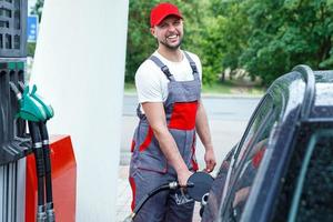 Riempimento stazione assistente Riempimento serbatoio di clienti auto foto