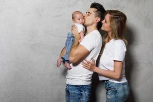 contento famiglia - madre e padre con poco bambino ragazzo foto