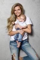 bellissimo giovane madre con sua carino bambino ragazzo foto