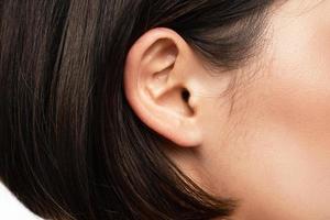 avvicinamento Visualizza di femmina orecchio foto