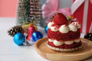 festivo rosso velluto torta con Accessori per Natale e nuovo anno evento. foto