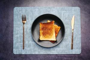superiore Visualizza di tostato al forno pane su tavolo foto