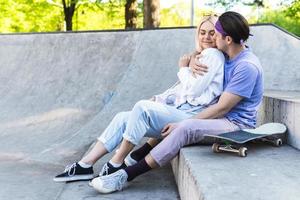 sensuale e amorevole adolescente coppia nel un' Skate park foto