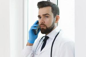 fiducioso capo medico ufficiale parlando di Telefono foto