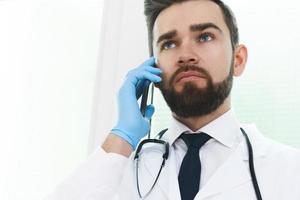 fiducioso capo medico ufficiale parlando di Telefono foto