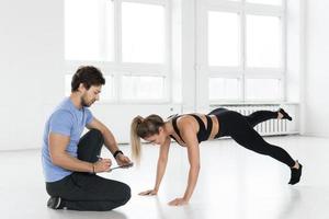 fitness uomo e donna durante allenarsi con nel il Palestra foto