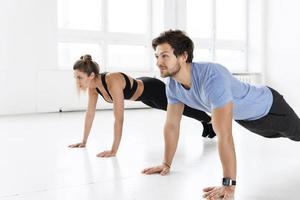 fitness uomo e donna durante allenarsi con nel il Palestra foto