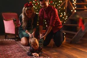 giovane contento famiglia siamo festeggiare Natale o nuovo anno. foto