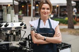 bellissimo barista donna durante opera nel sua strada caffè negozio foto