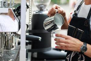 barista è preparazione deliziosa caffè con latte foto