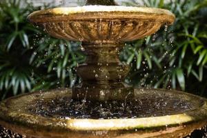 sfondo di vecchio Fontana con spruzzi acqua gocce foto