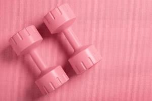 rosa manubri su il rosa fitness stuoia foto