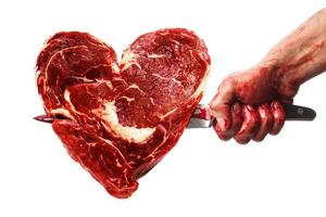 maschio mano con sanguinoso coltello pugnalato in il carne nel forma di cuore foto