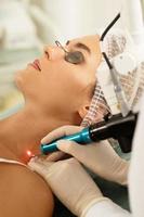 donna durante laser rimozione di pigmentazione o voglie nel un' medico estetico clinica foto