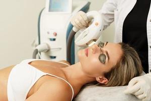donna cliente durante ipl trattamento nel un' cosmetologia clinica foto
