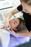 donna durante in profondità facciale detergente nel un' cosmetologia clinica foto