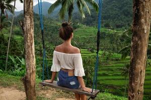 donna su corda altalene con bellissimo Visualizza su riso terrazze nel il bali. foto