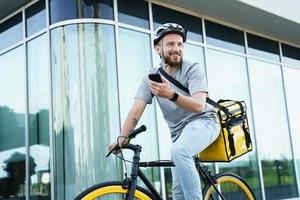 esprimere consegna Corriere con isolato Borsa Tenere Telefono su bicicletta. foto