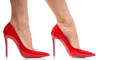 femmina piedi con rosso stiletto tacchi scarpe su bianca sfondo foto