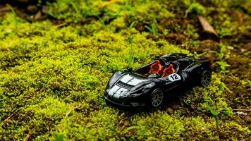 Minahasa, Indonesia Sabato, 10 dicembre 2022, un' giocattolo auto su verde muschioso terra foto