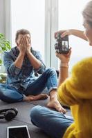 donna fotografo assunzione fotografie di sua fidanzato a casa