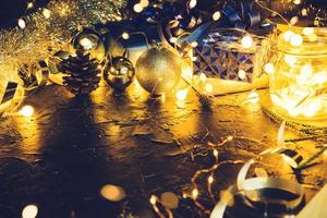 regalo di natale con nastro azzurro e palle di decorazione natalizia su sfondo nero bokeh astratto con spazio copia e luci a led decorative. buon natale e anno nuovo. foto