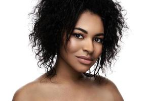 giovane bellissimo nero donna con liscio pelle su bianca sfondo foto