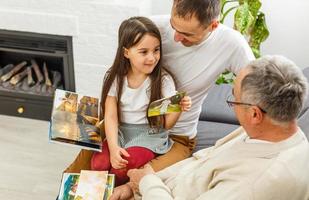 sorridente famiglia con nonni Tenere foto album a casa