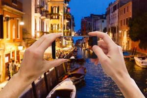 viaggiatore turista assunzione bellissimo paesaggio foto di europeo tramonto durante vacanza vacanza