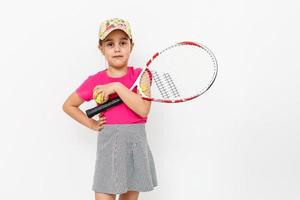 ragazza Tenere tennis racchetta e tennis palla isolato su bianca. foto