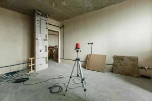 rinnovamento concetto - scala nel vuoto appartamento camera durante restauro o ristrutturazione foto
