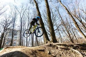 discesa Ciclismo. uomo alto saltare su un' montagna bicicletta. estremo sport. foto