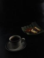tè e torta su nero sfondo. tè tempo a casa concetto. foto