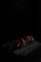 cucur torta isolato su nero sfondo. indonesiano torta foto