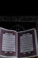 al-quran quale è sopra il preghiera tappeto con un' nero sfondo foto